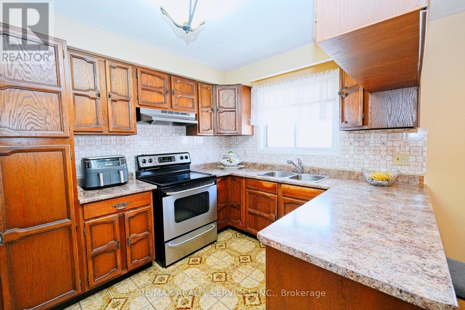 8 CHERYL COURT Image 12