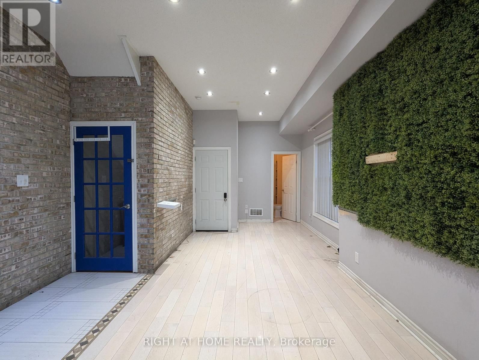 952 THE QUEENSWAY Image 2