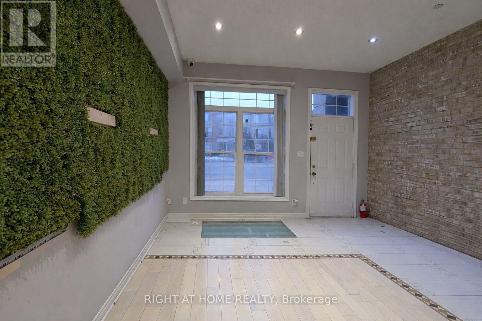 952 THE QUEENSWAY Image 3