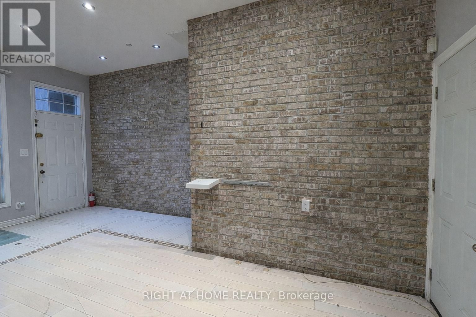 952 THE QUEENSWAY Image 4