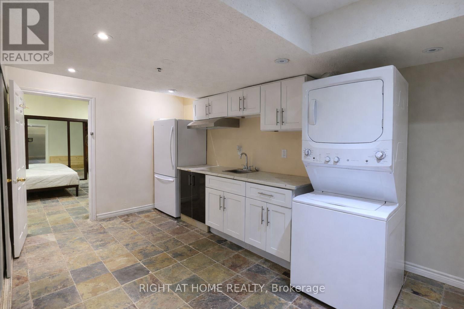 952 THE QUEENSWAY Image 7