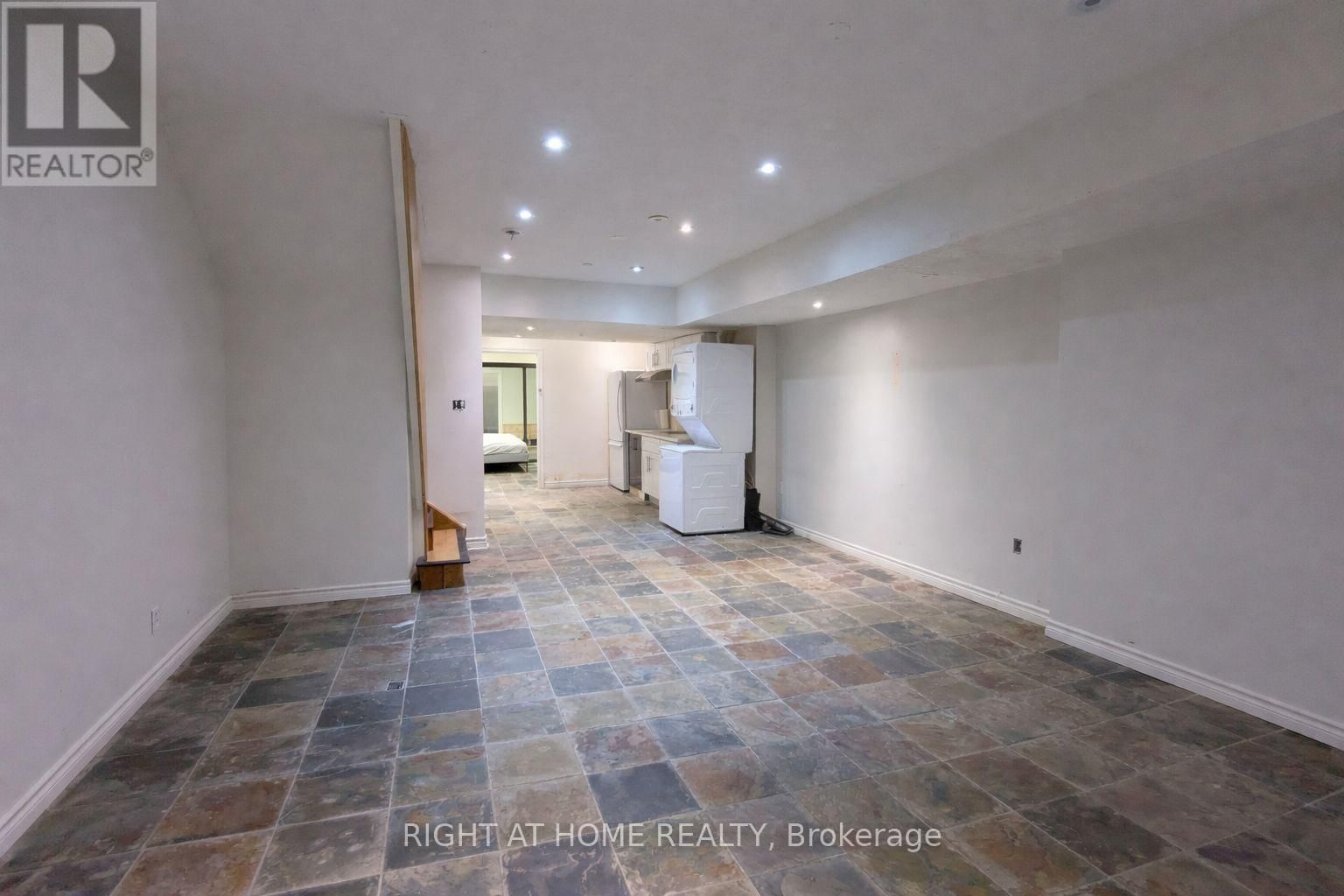 952 THE QUEENSWAY Image 8