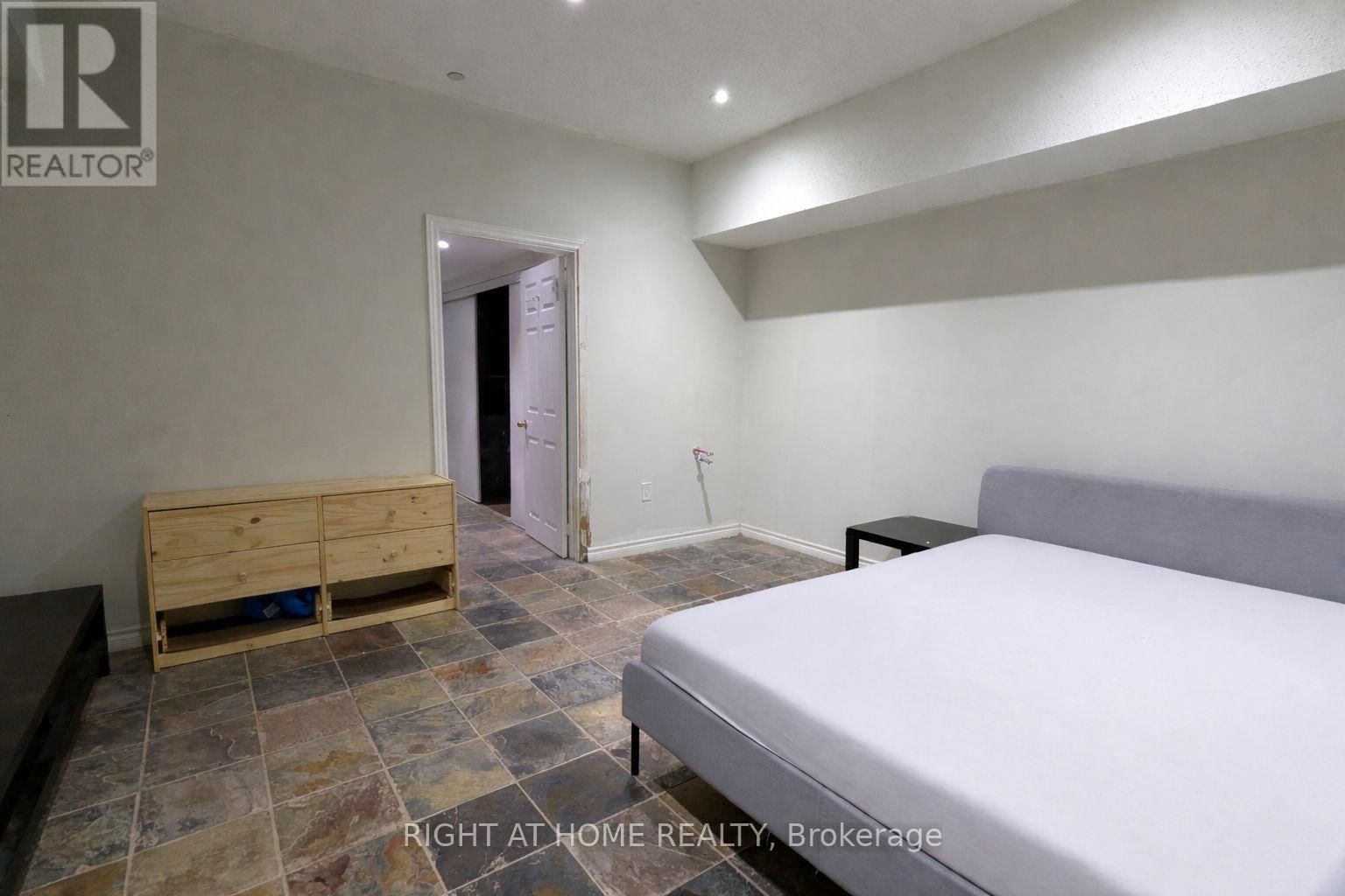 952 THE QUEENSWAY Image 9