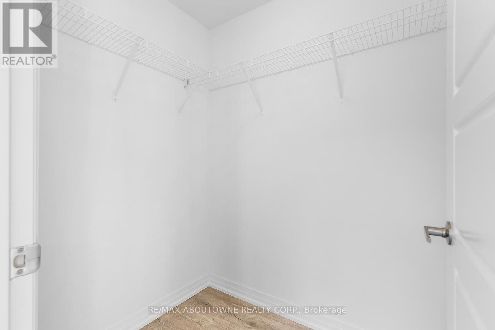 403 - 3285 CARDING MILL TRAIL Image 7