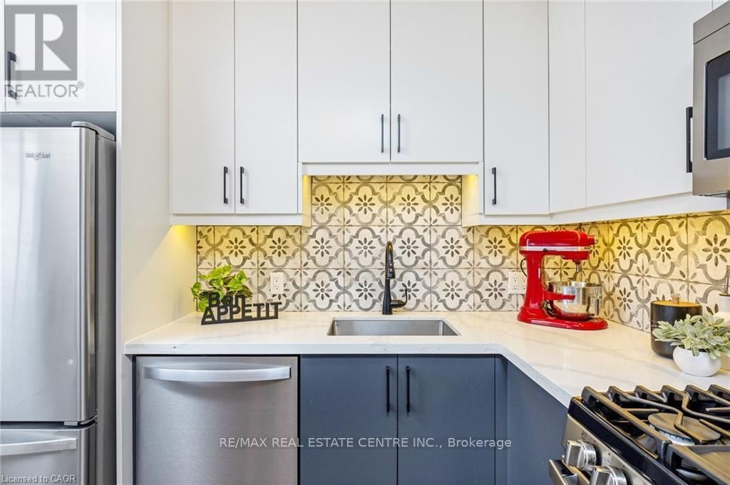 390 WOODWARD AVENUE Image 17