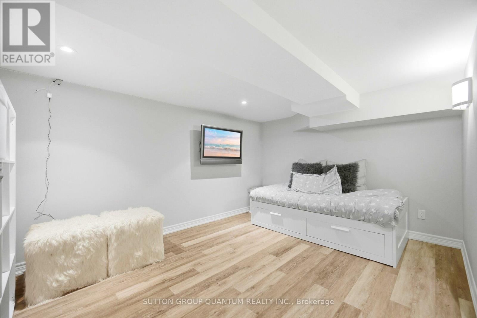 133 MINEOLA ROAD EAST Image 36