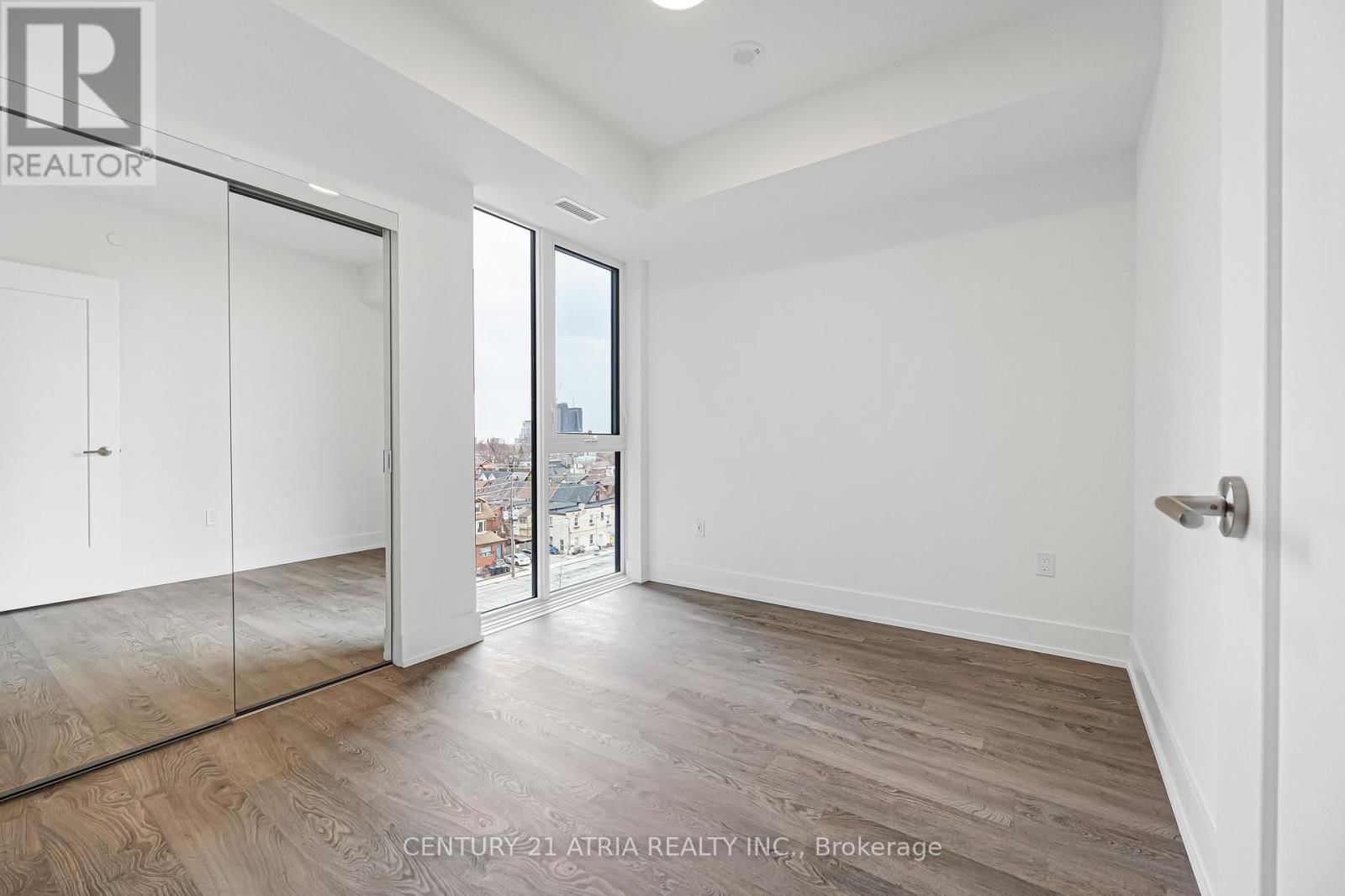 501 - 858 DUPONT STREET Image 22