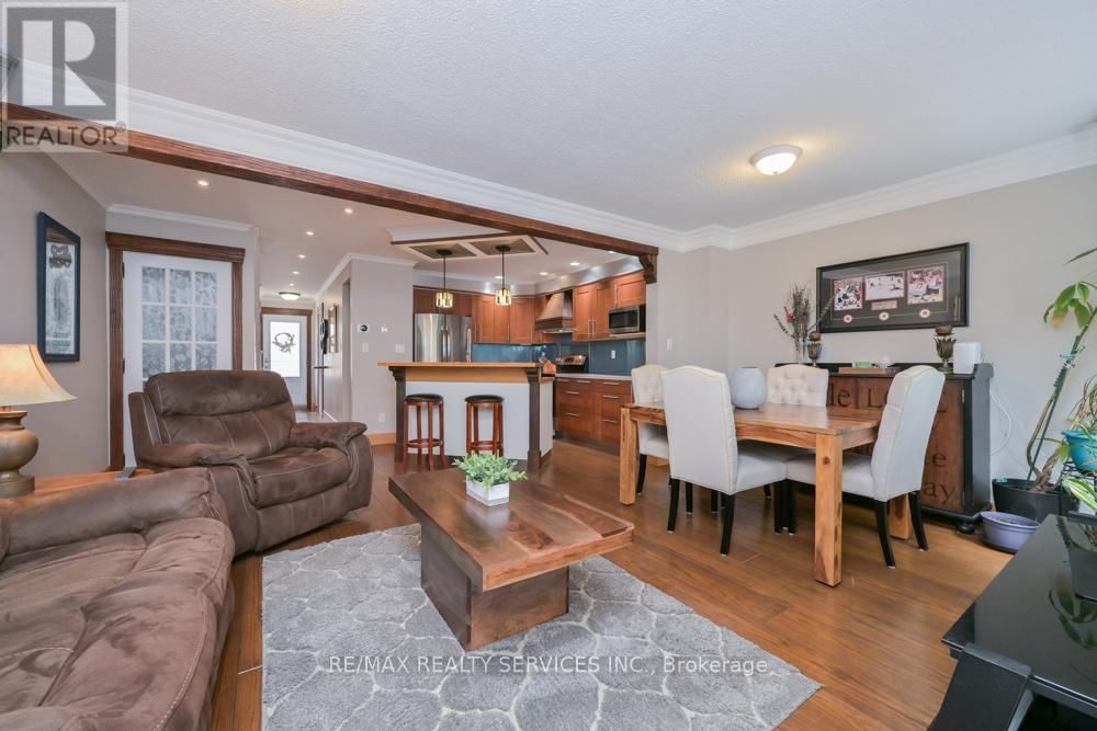 8 COLLINS CRESCENT Image 13