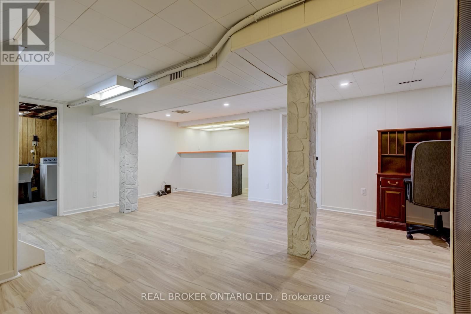 1252 LAKEVIEW DRIVE Image 37