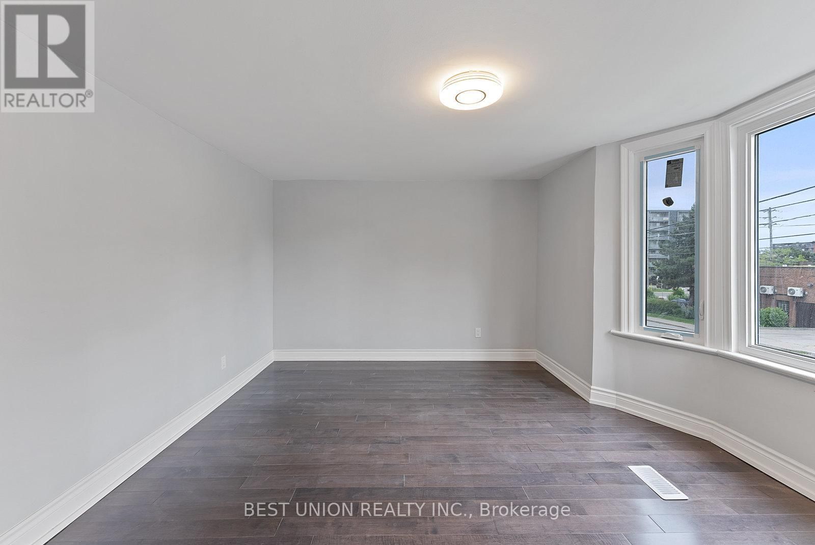 15 BURLINGTON STREET Image 14