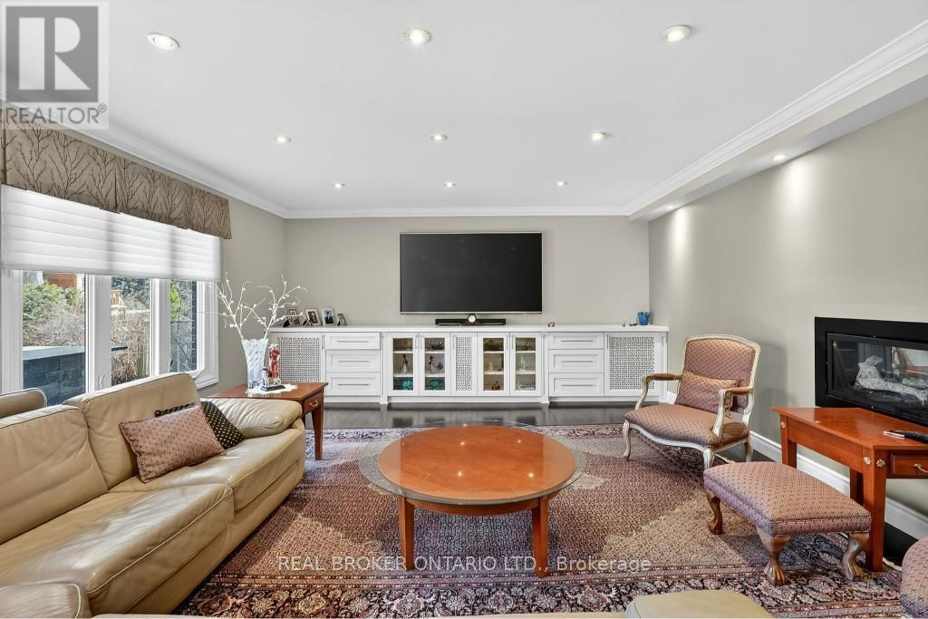 2145 ONEIDA CRESCENT Image 11