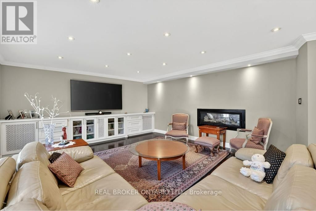 2145 ONEIDA CRESCENT Image 12