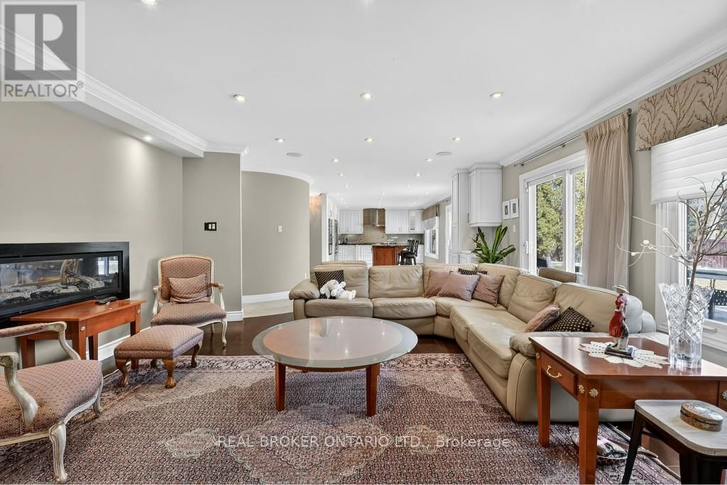 2145 ONEIDA CRESCENT Image 13