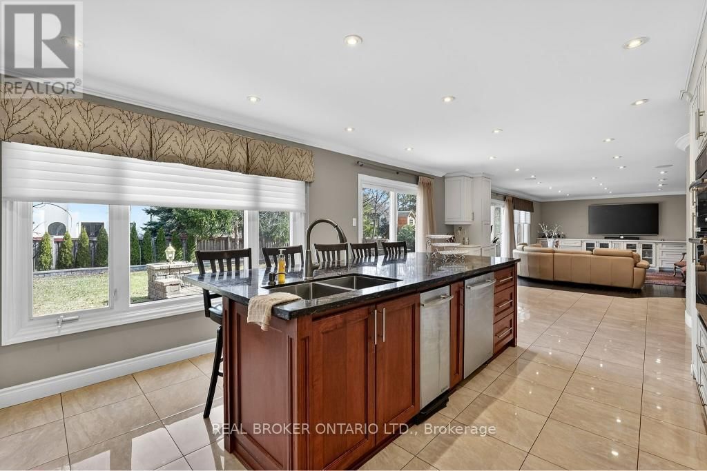 2145 ONEIDA CRESCENT Image 18