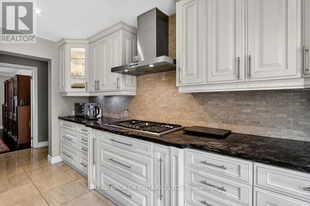 2145 ONEIDA CRESCENT Image 20