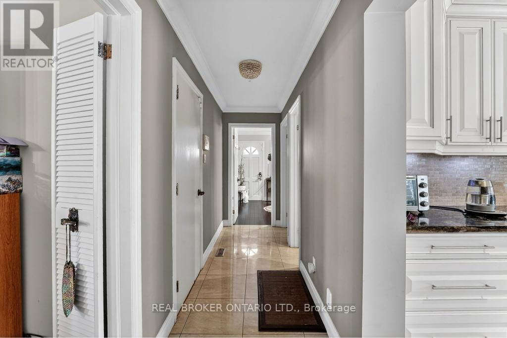 2145 ONEIDA CRESCENT Image 21