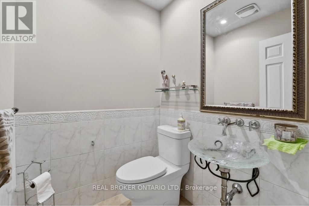 2145 ONEIDA CRESCENT Image 22