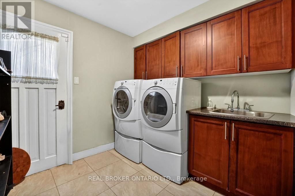 2145 ONEIDA CRESCENT Image 24