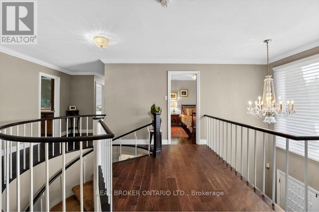 2145 ONEIDA CRESCENT Image 32