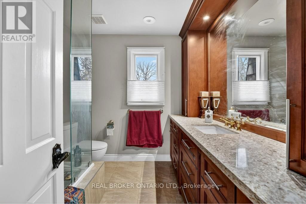 2145 ONEIDA CRESCENT Image 35