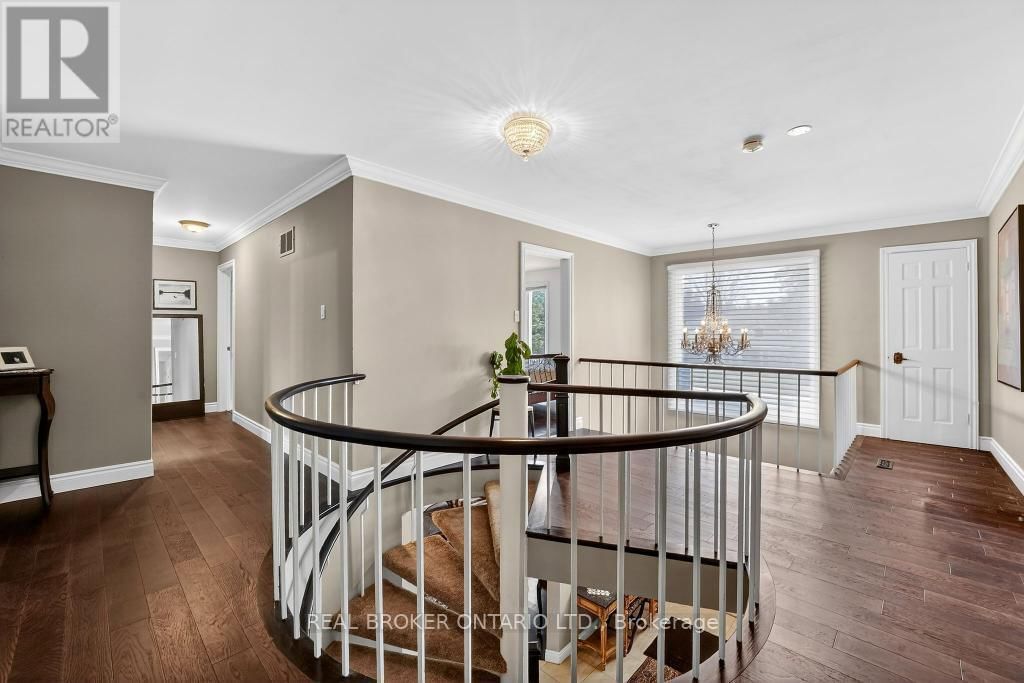 2145 ONEIDA CRESCENT Image 36