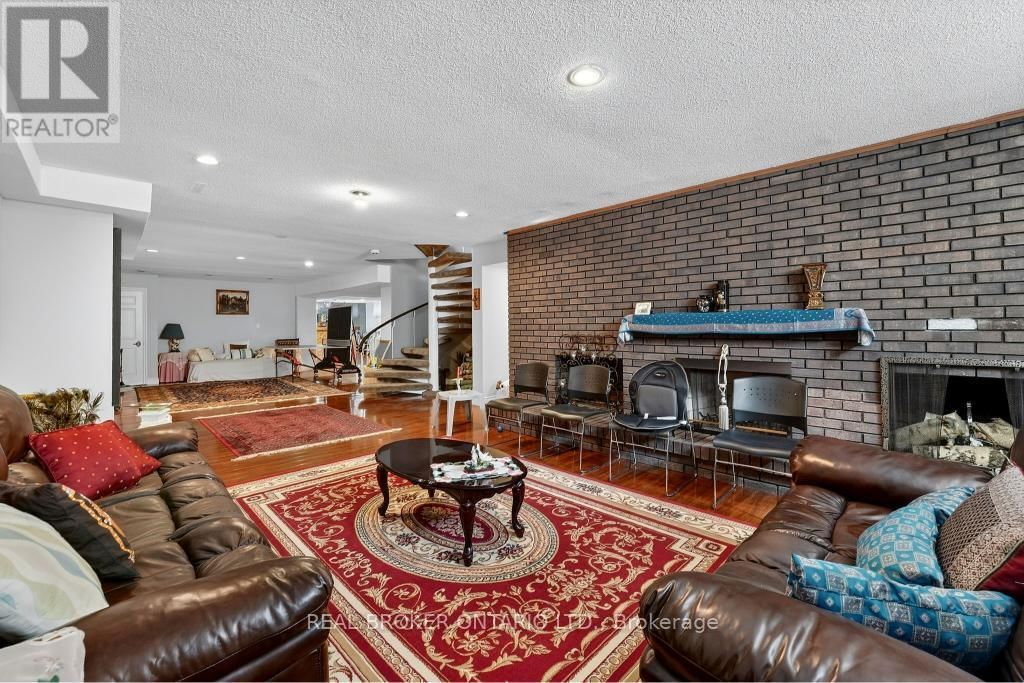 2145 ONEIDA CRESCENT Image 39