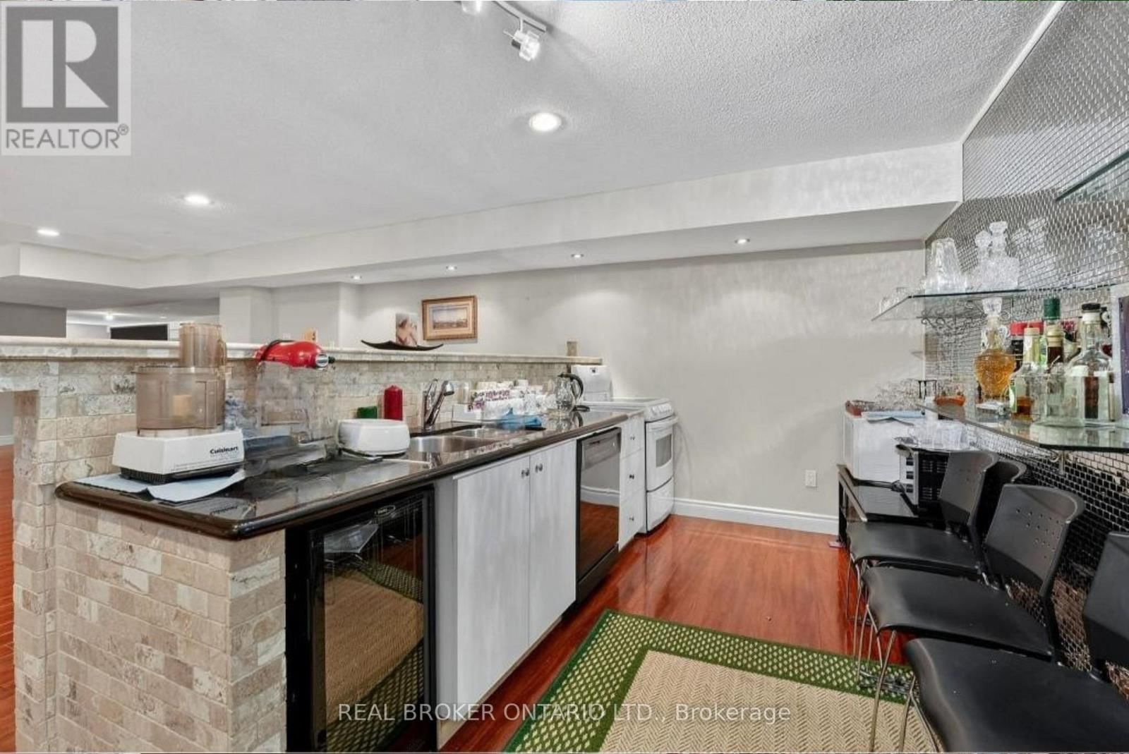 2145 ONEIDA CRESCENT Image 42