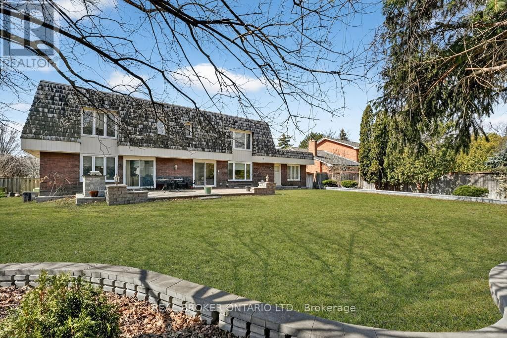 2145 ONEIDA CRESCENT Image 44