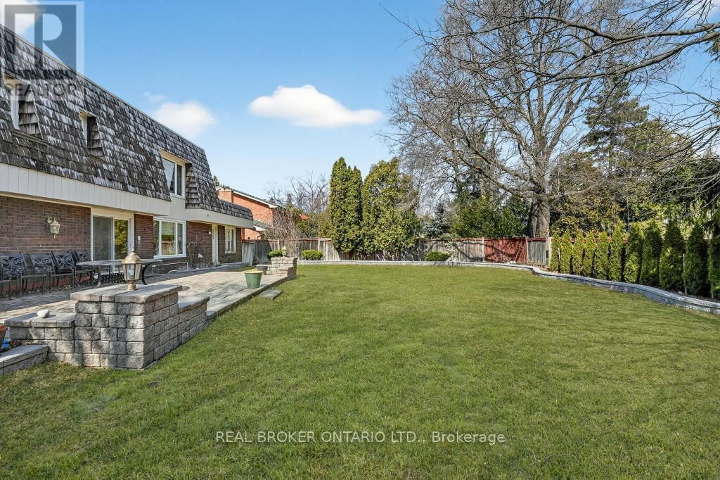 2145 ONEIDA CRESCENT Image 48