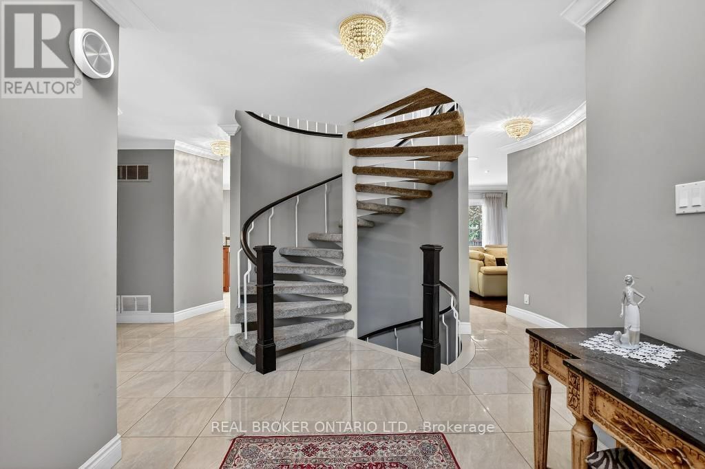 2145 ONEIDA CRESCENT Image 5