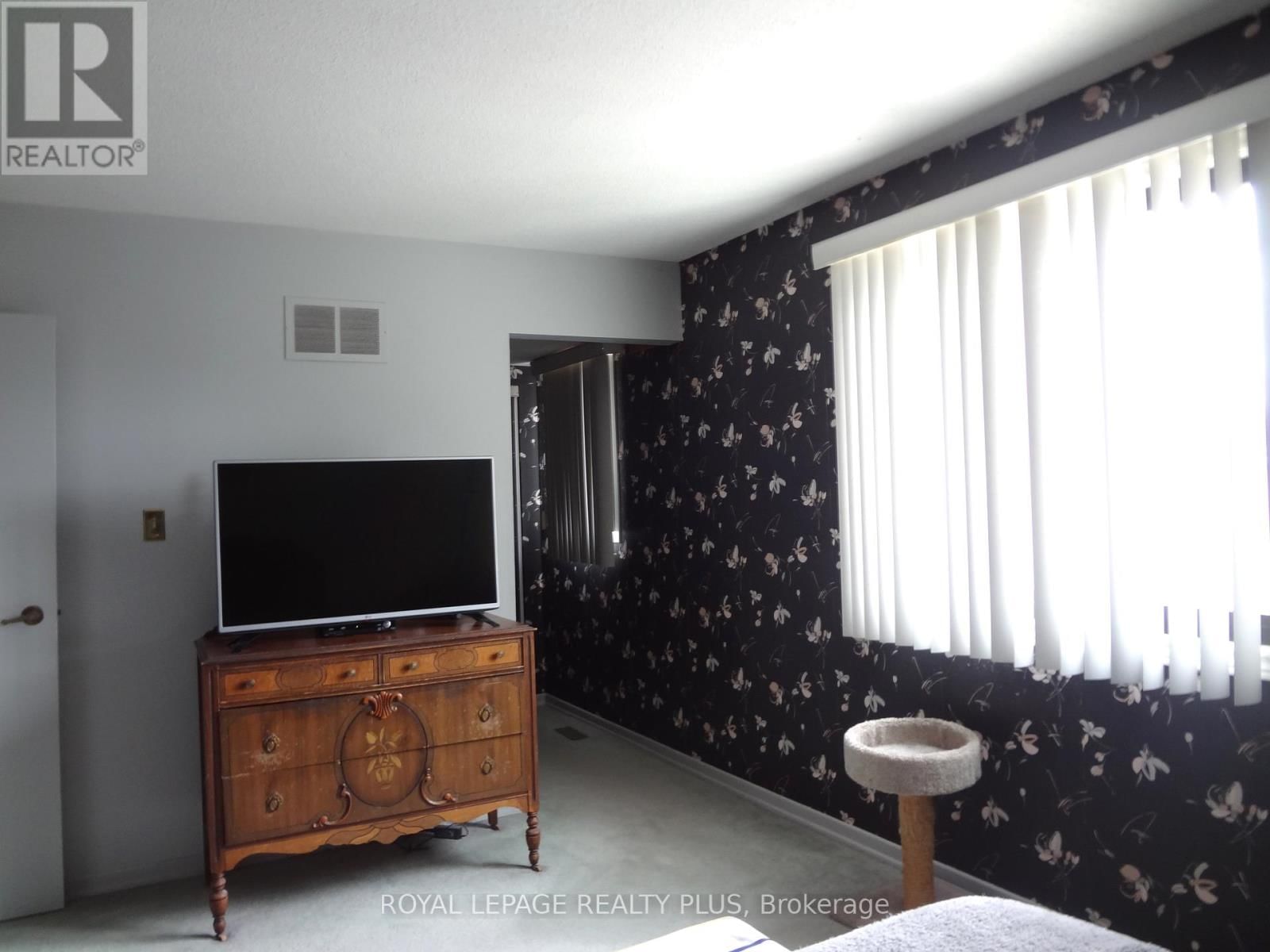 4170 TREETOP CRESCENT Image 25