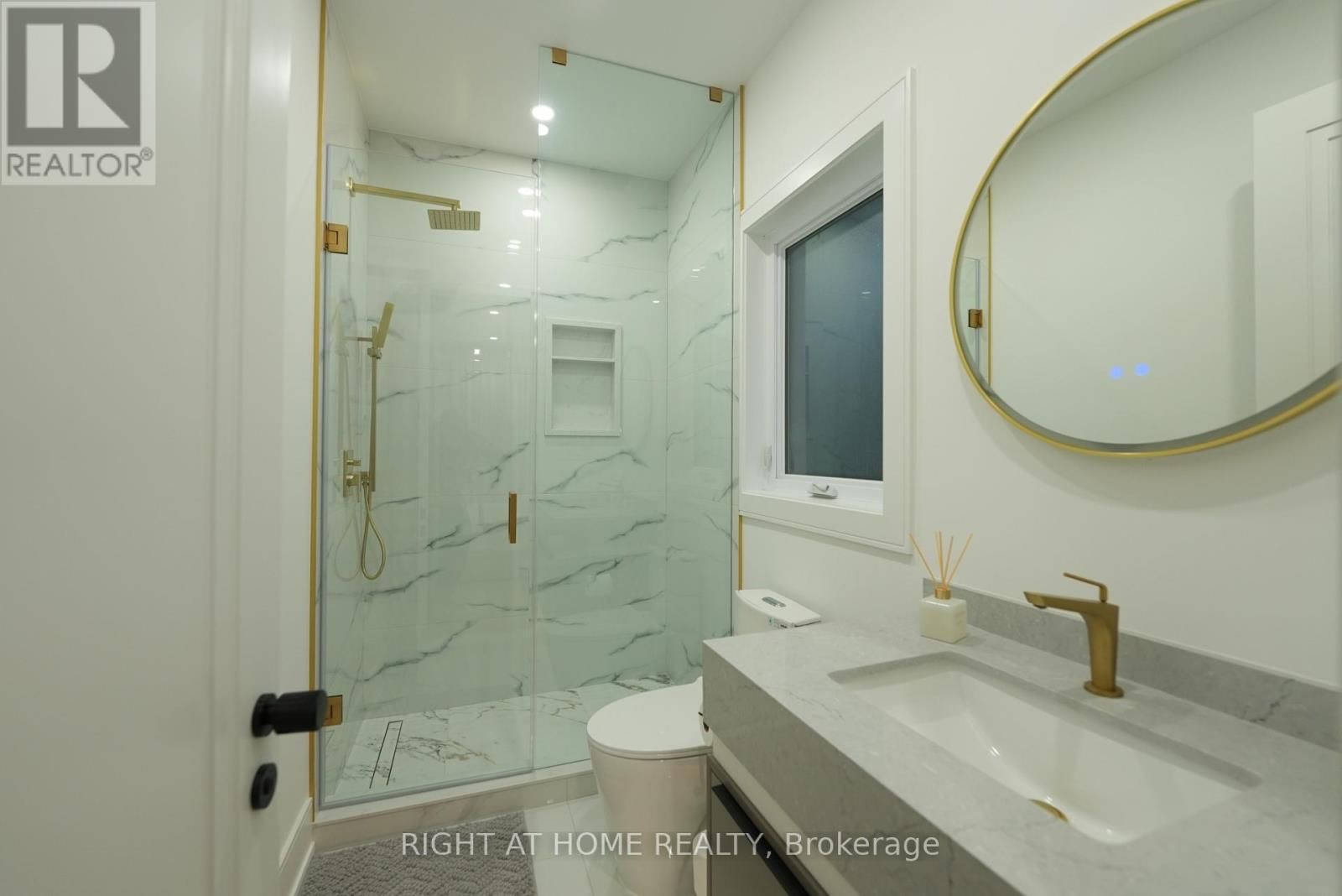 33 THORNDALE AVENUE Image 19