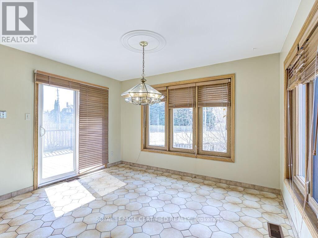 4261 CAPILANO COURT Image 20