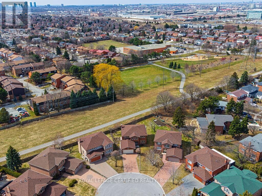 4261 CAPILANO COURT Image 44