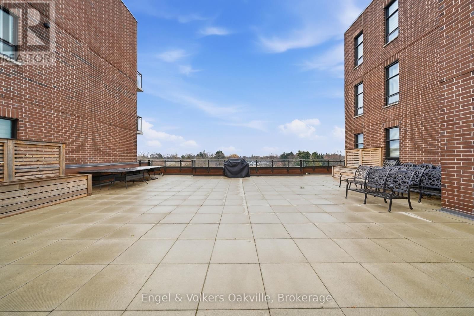 101 - 3290 NEW STREET Image 29