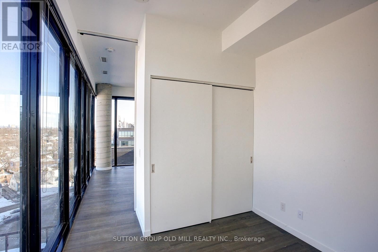 819 - 7 SMITH CRESCENT Image 19