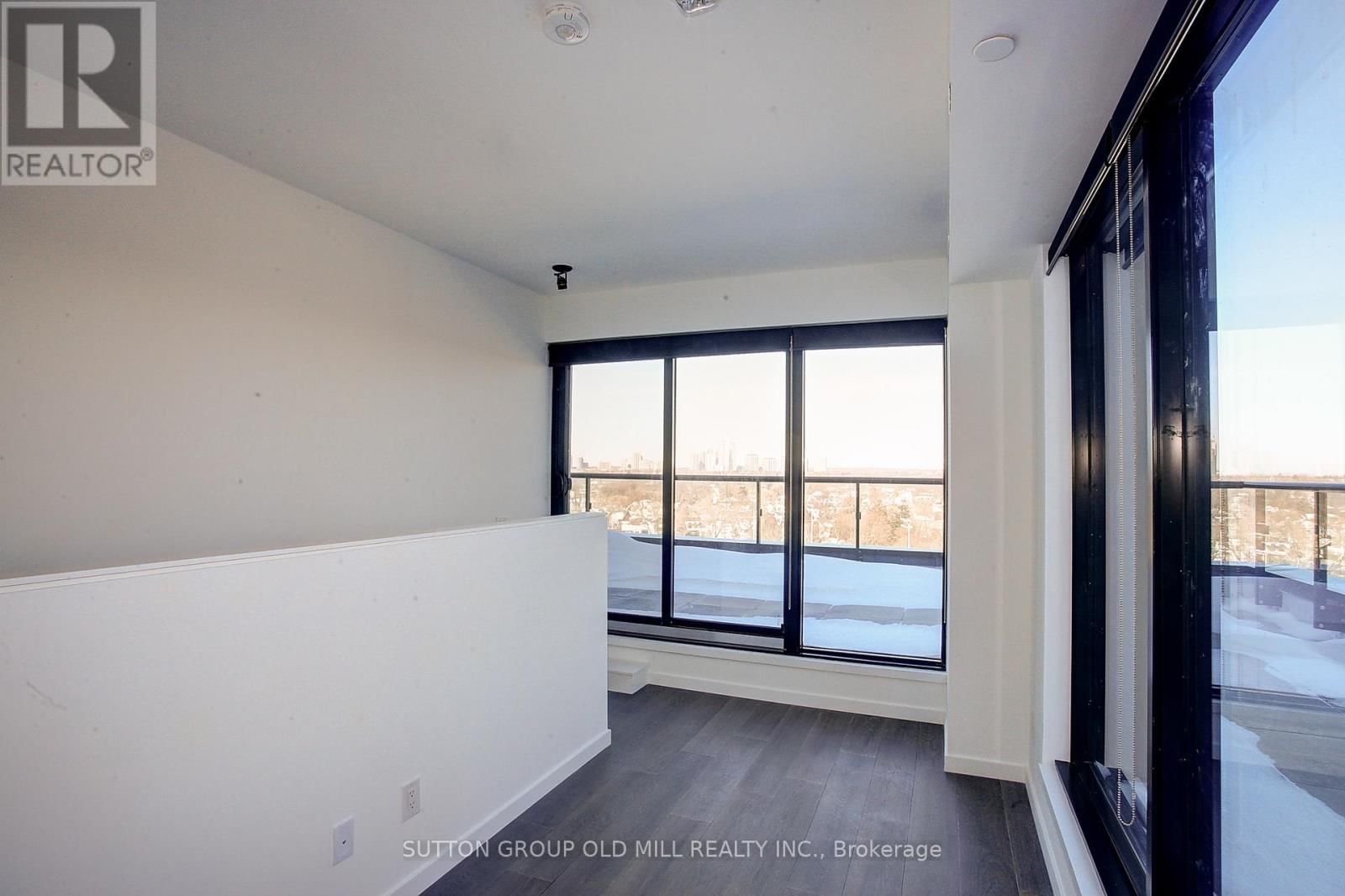 819 - 7 SMITH CRESCENT Image 22