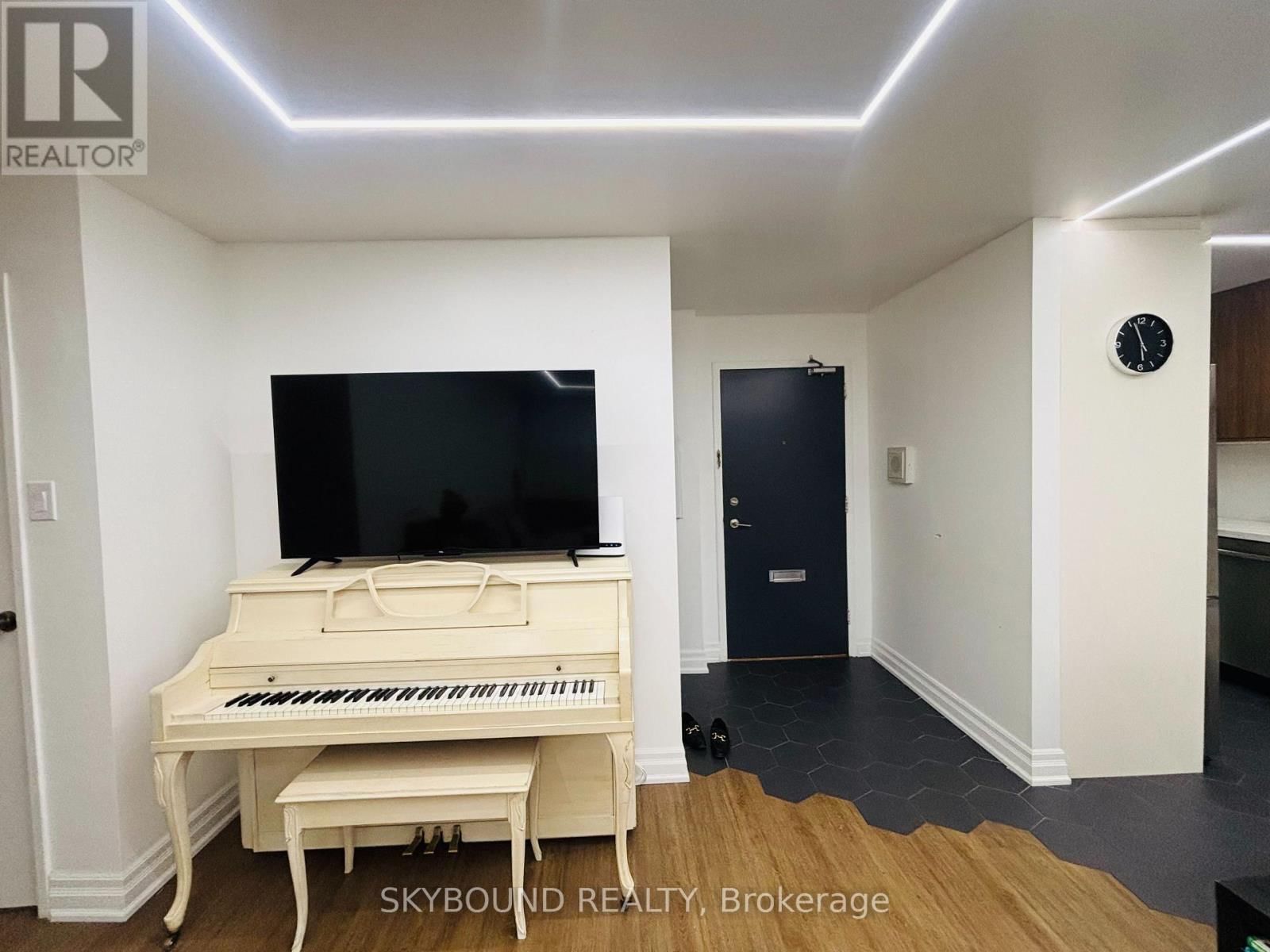 602 - 451 THE WEST MALL Image 5