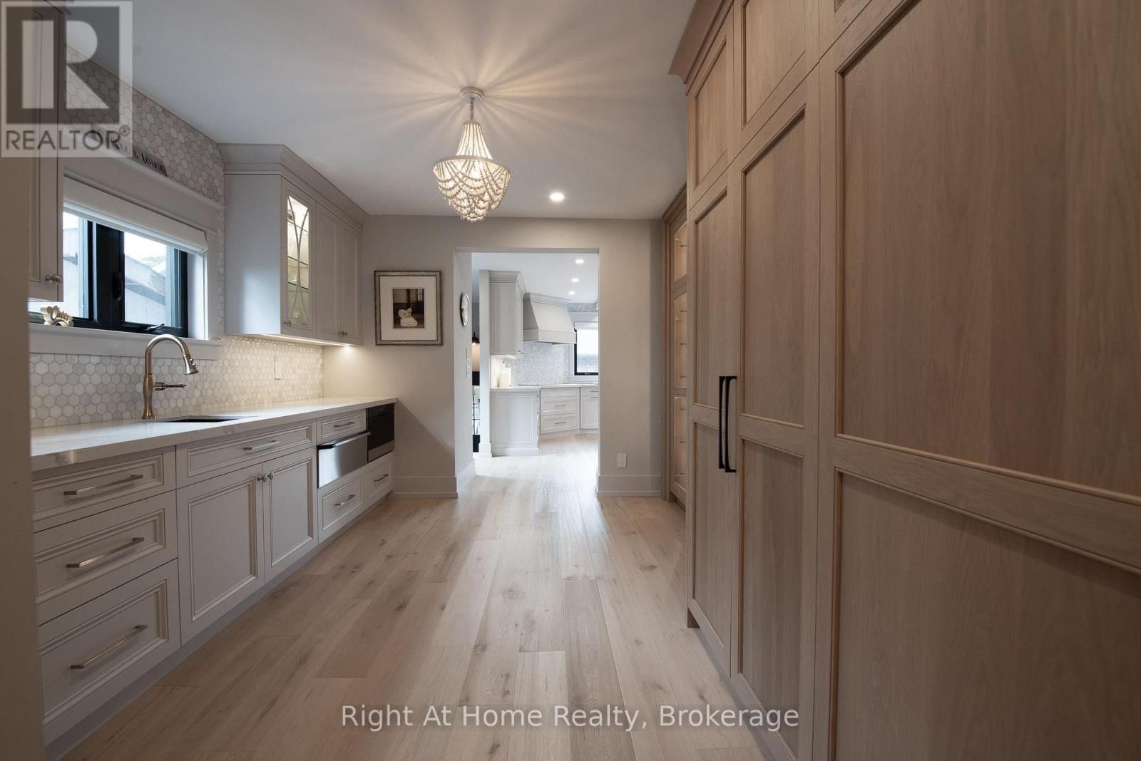 139 ALLAN STREET Image 11