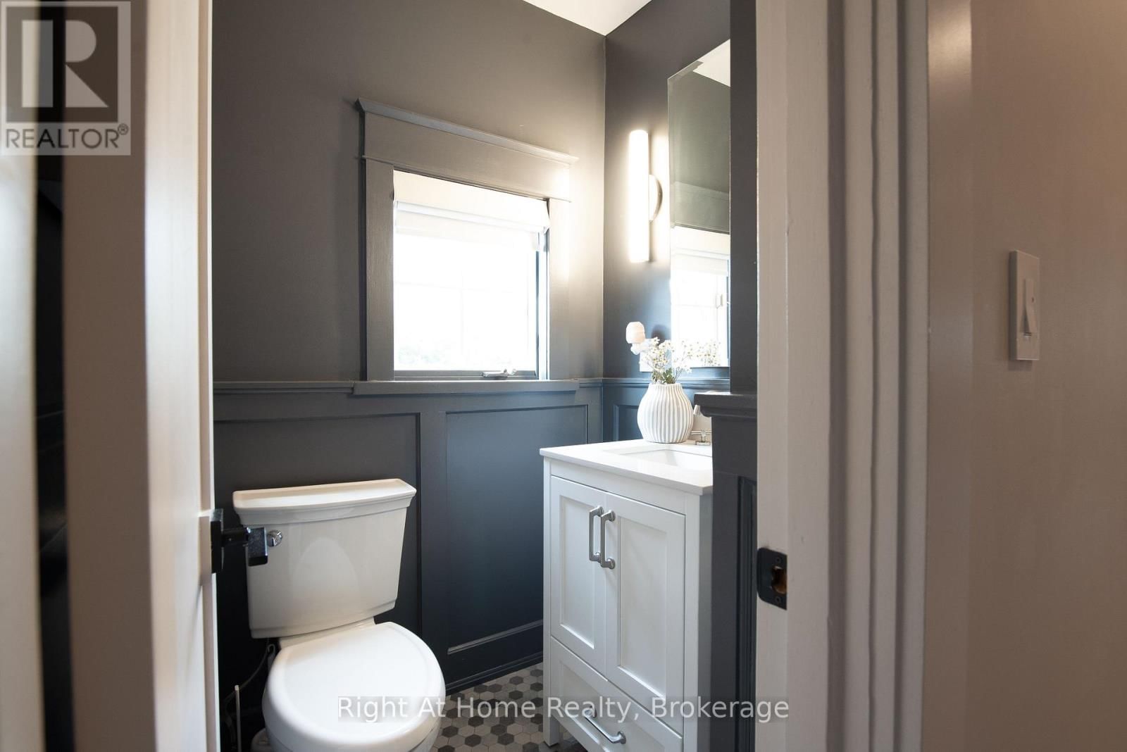 139 ALLAN STREET Image 14