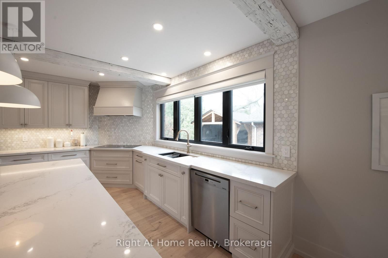 139 ALLAN STREET Image 18