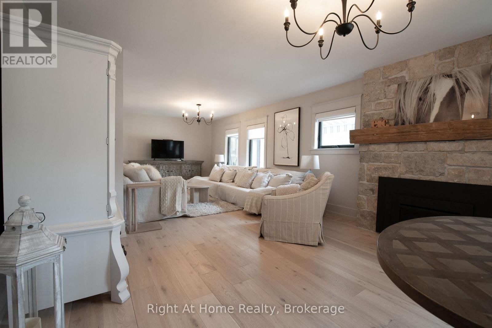 139 ALLAN STREET Image 5