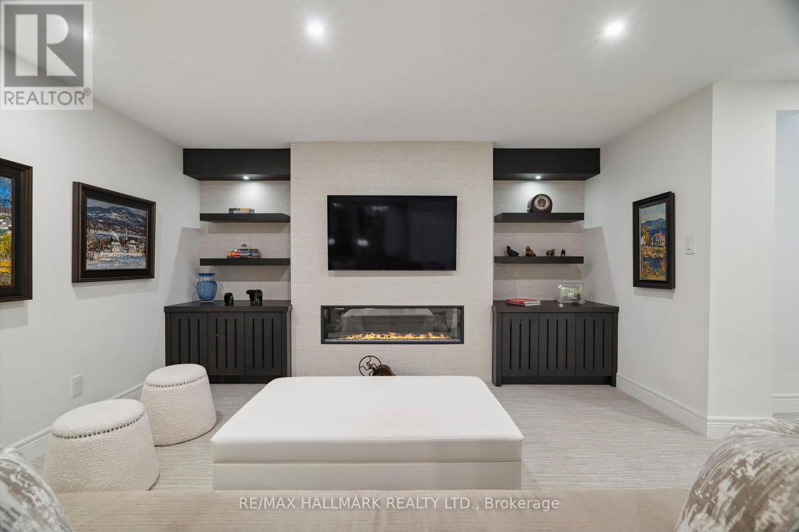 2092 PINEVALLEY CRESCENT Image 16