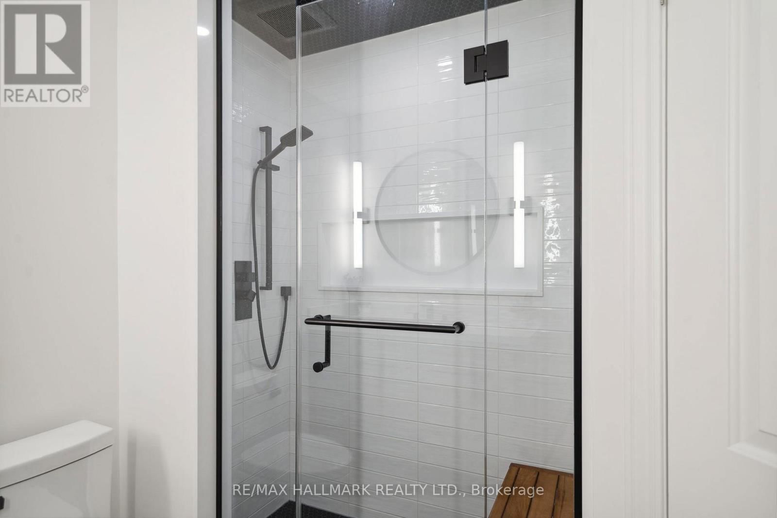 2092 PINEVALLEY CRESCENT Image 19