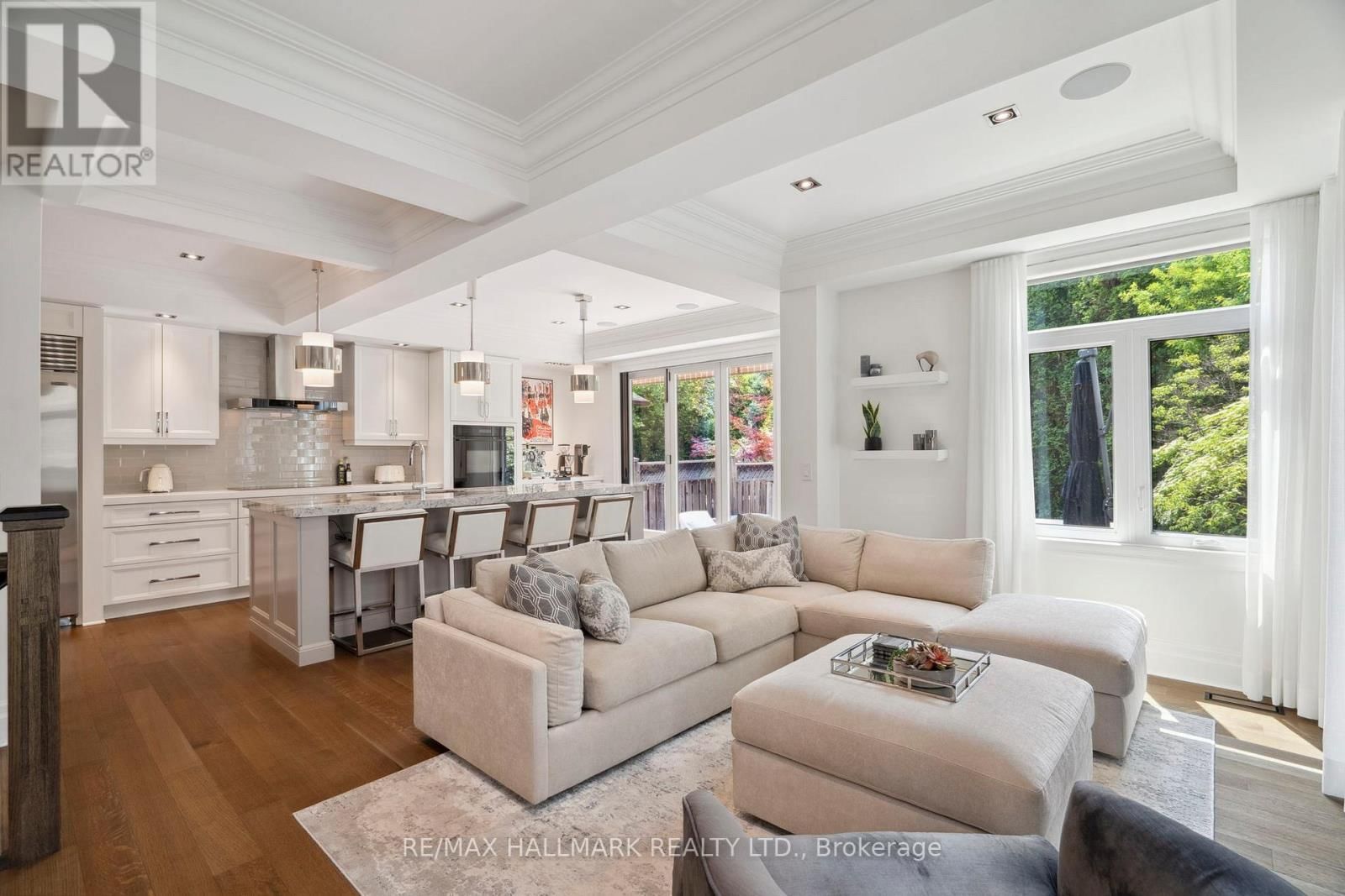 2092 PINEVALLEY CRESCENT Image 2