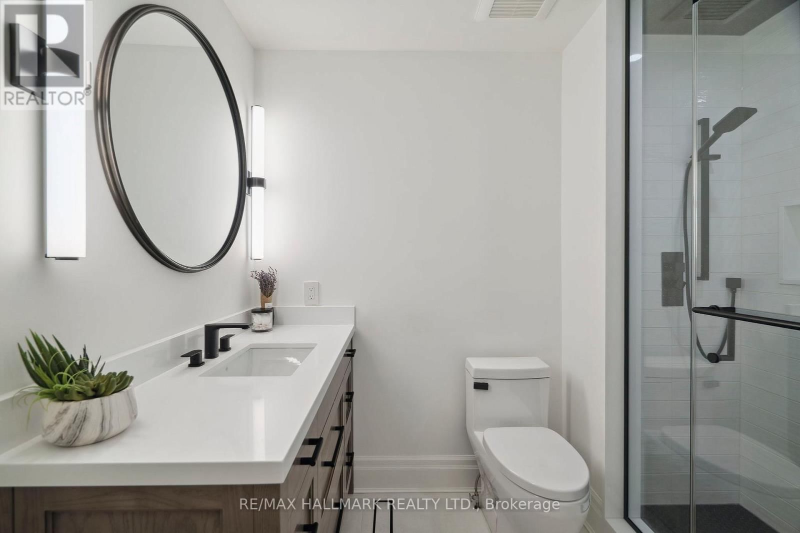 2092 PINEVALLEY CRESCENT Image 20