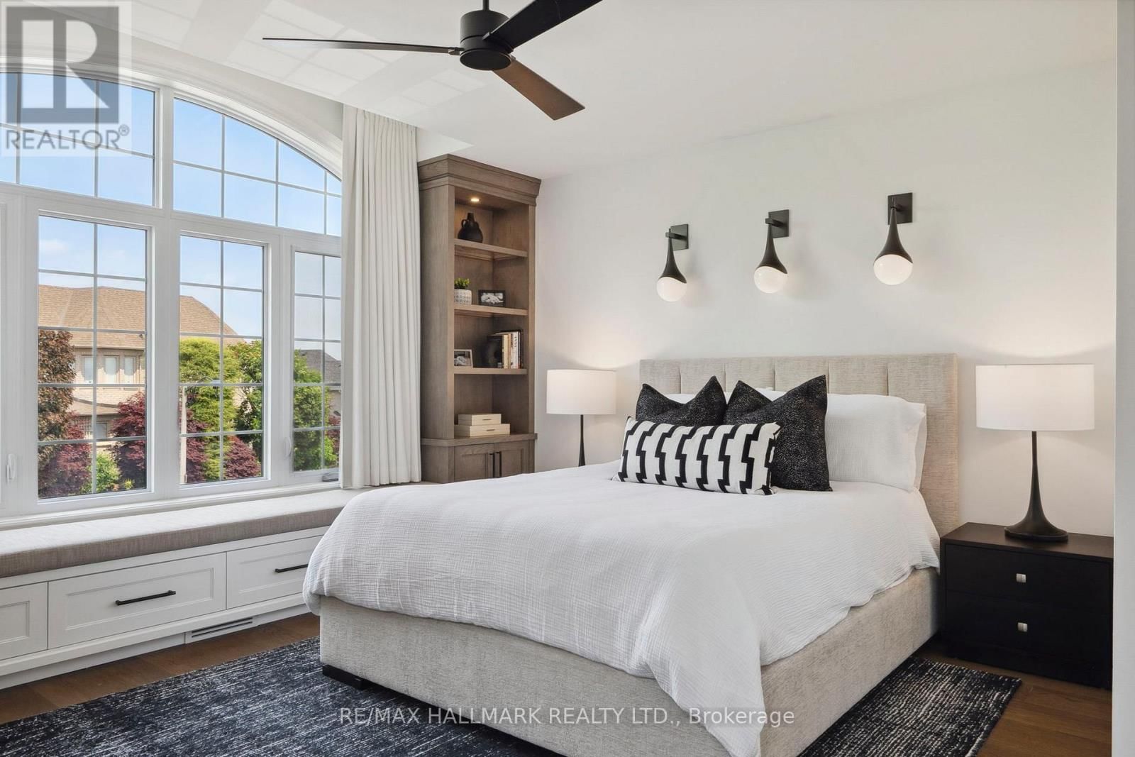 2092 PINEVALLEY CRESCENT Image 21