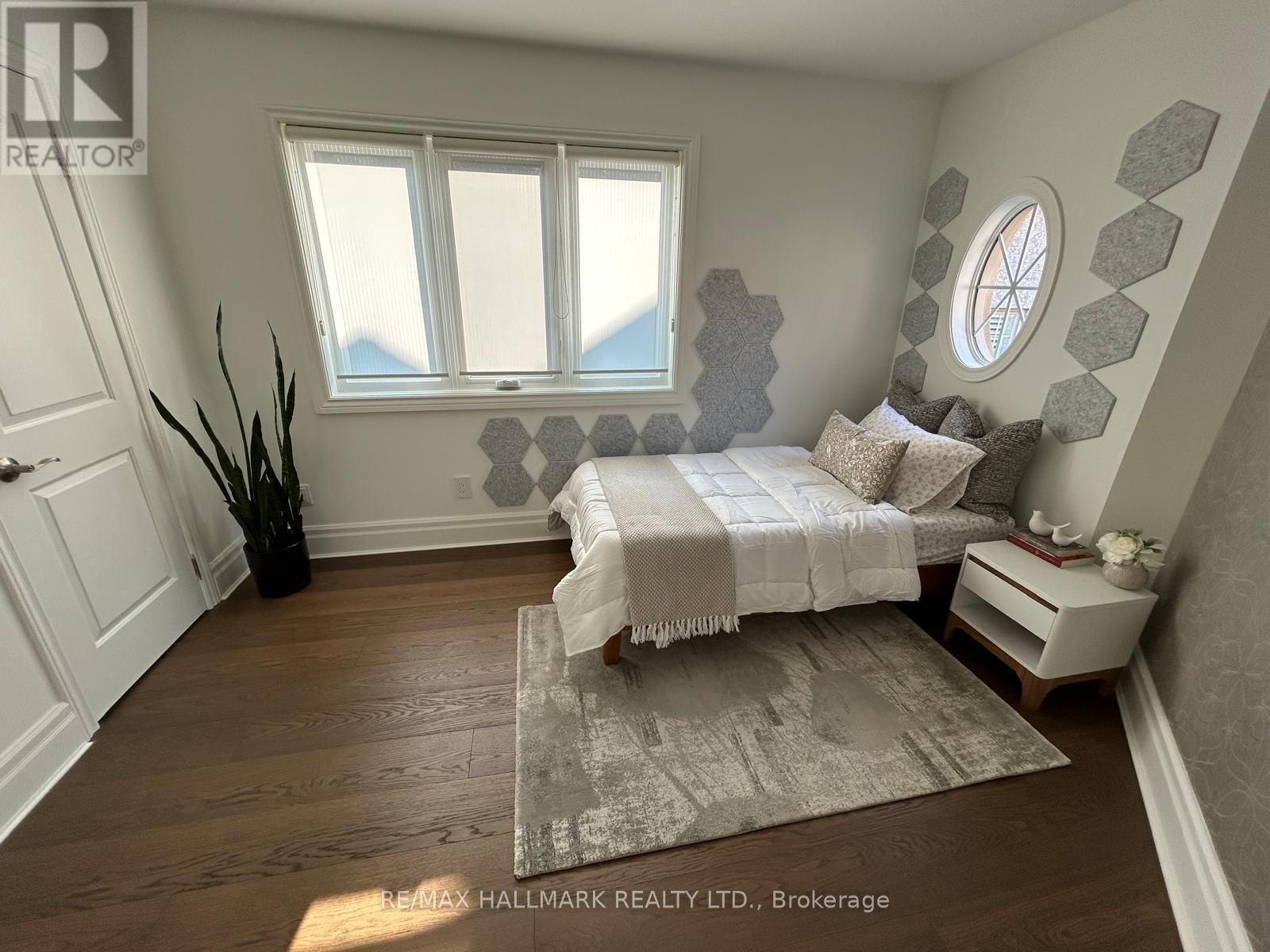 2092 PINEVALLEY CRESCENT Image 23