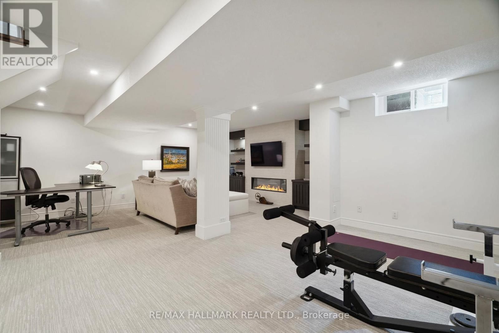 2092 PINEVALLEY CRESCENT Image 26