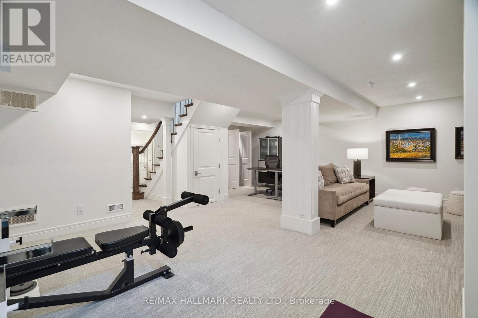 2092 PINEVALLEY CRESCENT Image 28